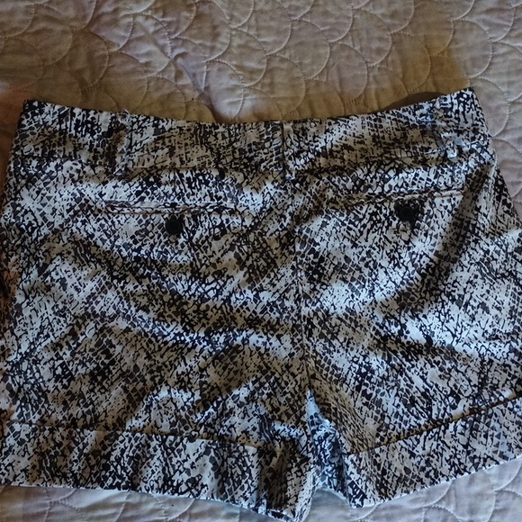 7th Ave New York & co Monochrome Abstract Shorts - Picture 4 of 8